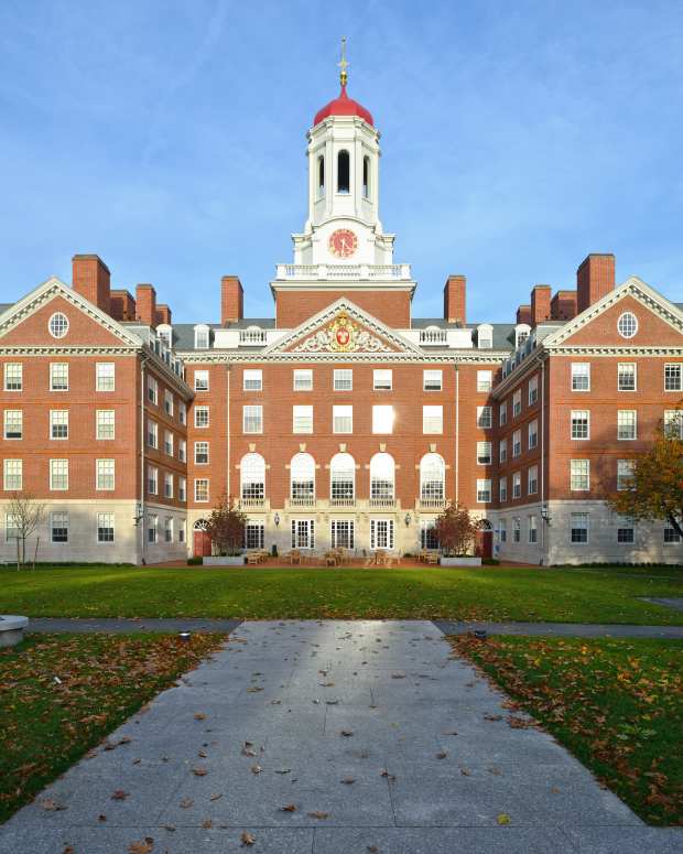 Harvard Student's Dinner in HogwartsStyle School Dining Hall Is Pretty