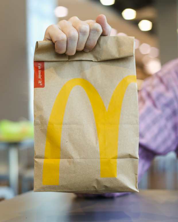 Video of 'McDonald's' Worker Making a Perfect Cheeseburger Has Us