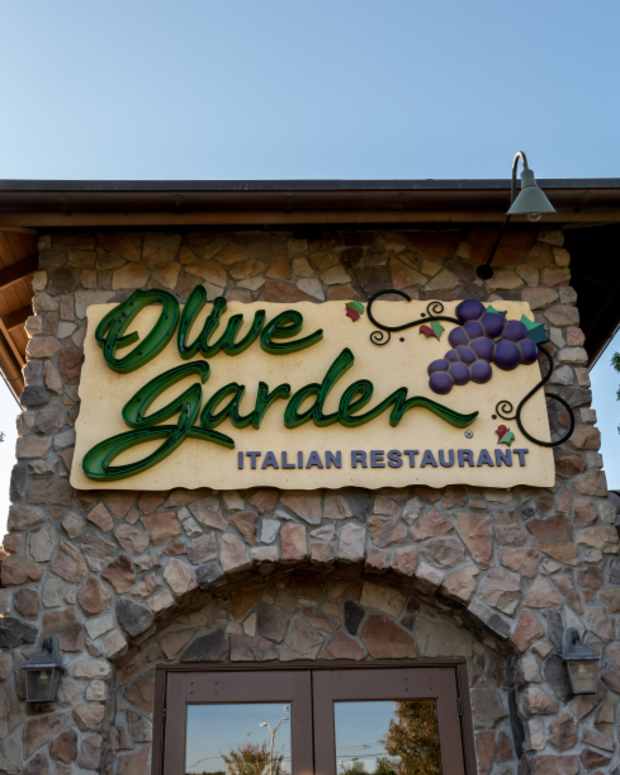 Woman Uncovers a Total Scandal Happening at the 'Olive Garden' Bar