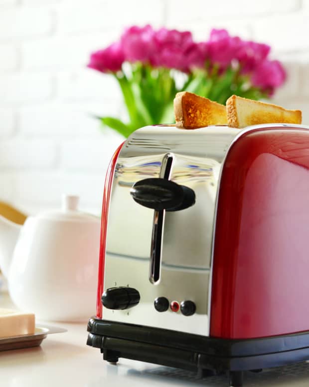 Man Prepares a Steak Dinner Using a Toaster and People Have Feelings Delishably News
