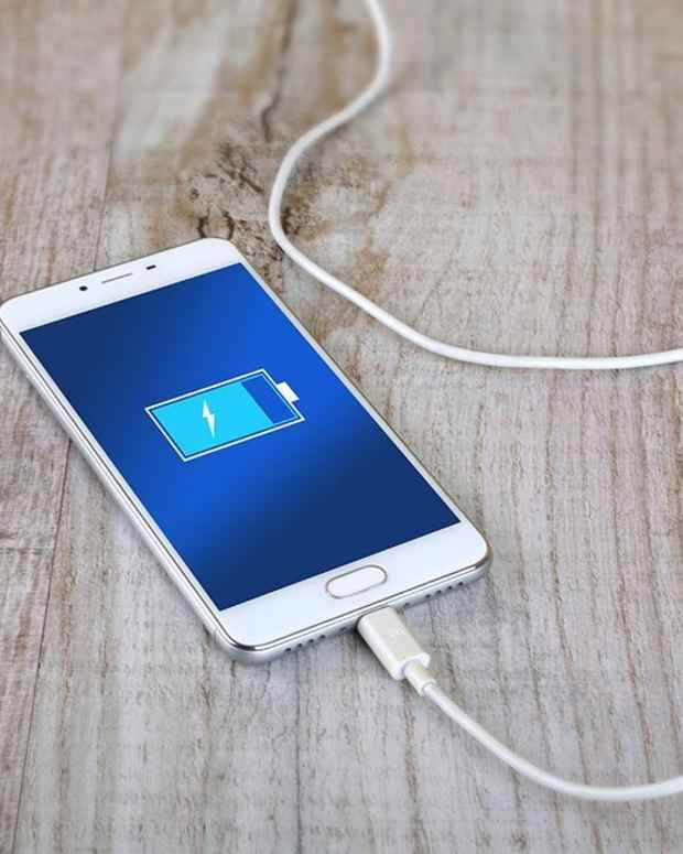 Можно ли пользоваться смартфоном во время его подзарядки. Нельзя использовать телефон во время зарядки. Гаджеты для смартфона. Почему нельзя пользоваться телефоном на зарядке. Фальшивые розетки.