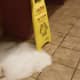 マシンが故障したときに床に水と石鹸は避けられませんが、非常に安全ではありません。 あなたのコインランドリーは、警告サインを配置し、すぐにそれをきれいにすることを確認します。 常に汚れた床も抑止力です。