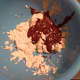 The cream and the chocolate hazelnut are placed in a bowl and whisked.
