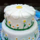 A beautiful white daisy cake.