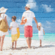海滩上的家庭照变成了一幅油画。