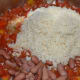Step four: Add rice and kidney beans. Mix well with the other ingredients in the cooker.