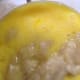 Mix the mashed bananas with eggs.