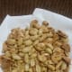 When both the garlic and peanuts are golden brown, strain peanuts. Then season with salt.