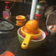 2. Juice the oranges, add the cinnamon and nutmeg, and then stir together.