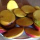 Cut mangoes.