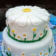 A beautiful white daisy cake.