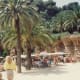 Places for people to have snacks or lunch in Güell Park