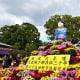 An autumn chrysanthemum exhibition was ongoing when I visited. That’s Sugawara on top of the flowers, by the way.