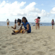  Enfants assis sur le sable Blanc (Mais Pas aussi blanc que Borcay)