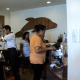 Un Cocinero Prepara Tortillas Durante el Desayuno Buffet en Acauverde