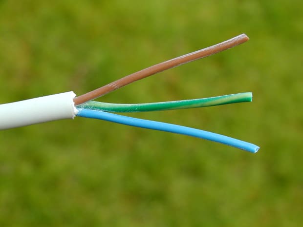 blue and brown wires light fixture