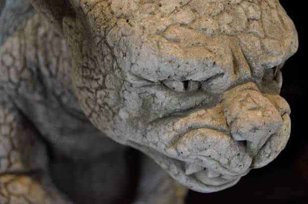 ALATA mano sul mento Gargoyle di pietra creatura MOU cemento pietra ornamento Gargoyle 