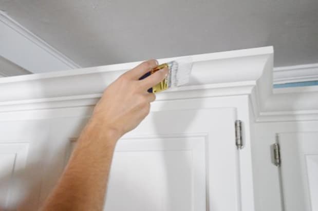 Tips For Painting Crown Molding White Dengarden - What Kind Of Paint Do You Use On Crown Molding
