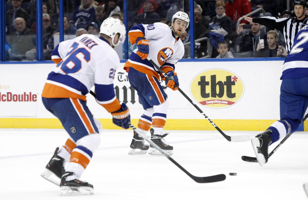 Thomas Vanek (26) and Michael Grabner (40) playing for the New York Islanders in January 2014. © Kim Klement-Imagn Images