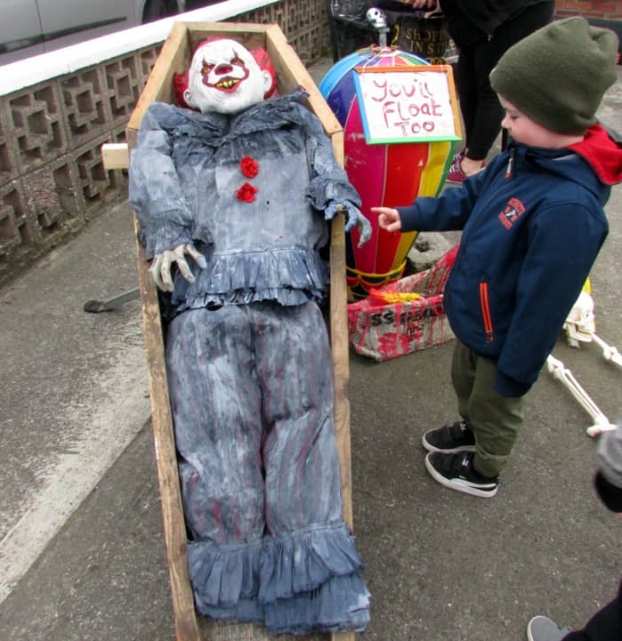 Learn how to make this Halloween Decoration of Pennywise the clown from the movie "IT" from scratch.