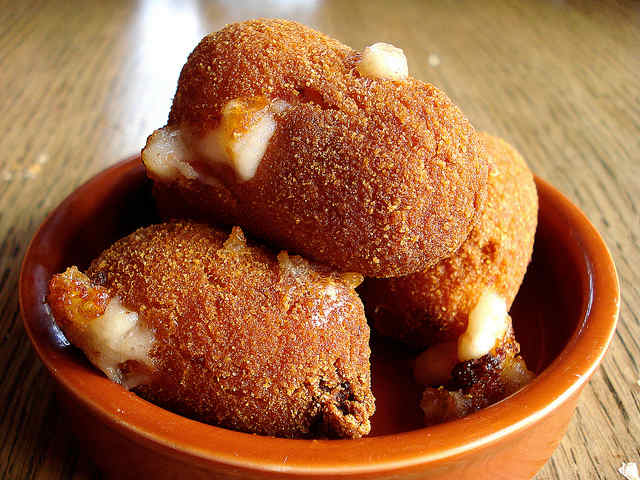 Chicken croquetas (croquettes).