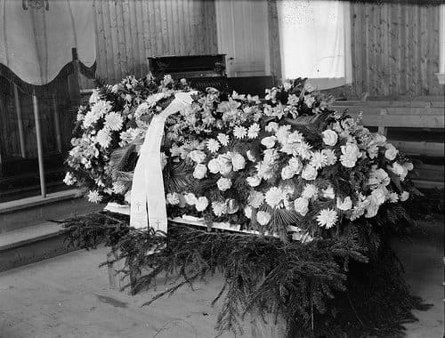 At one time or another we all have to attend a funeral, but do you know the difference between appropriate and inappropriate behavior? Photo by : Fylkesarkivet i Sogn og