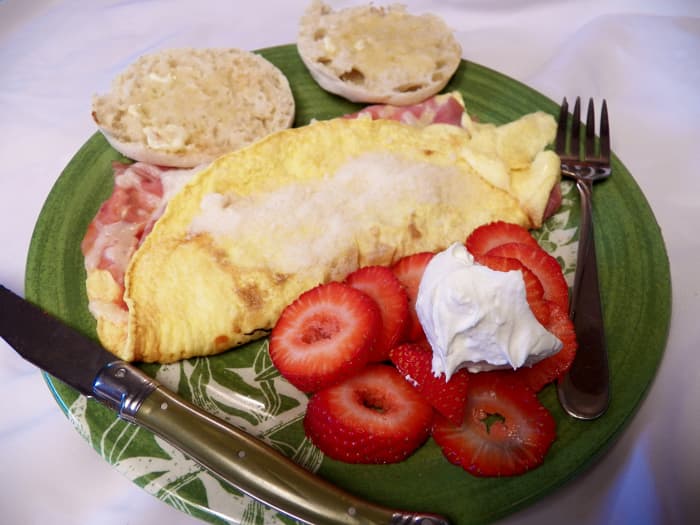 400 calorie breakfast made with egg substitute, fat free cheese, low fat ham and 100 calorie whole wheat English muffins.