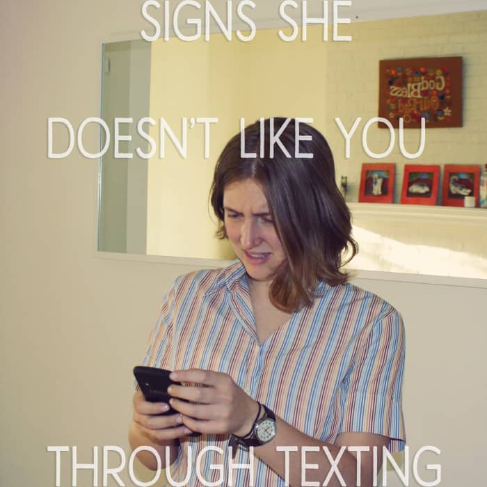 It shouldn't be too hard to tell if someone doesn't like you through text. Their responses won't be as excited. They don't seem to be putting a lot of effort into their responses.