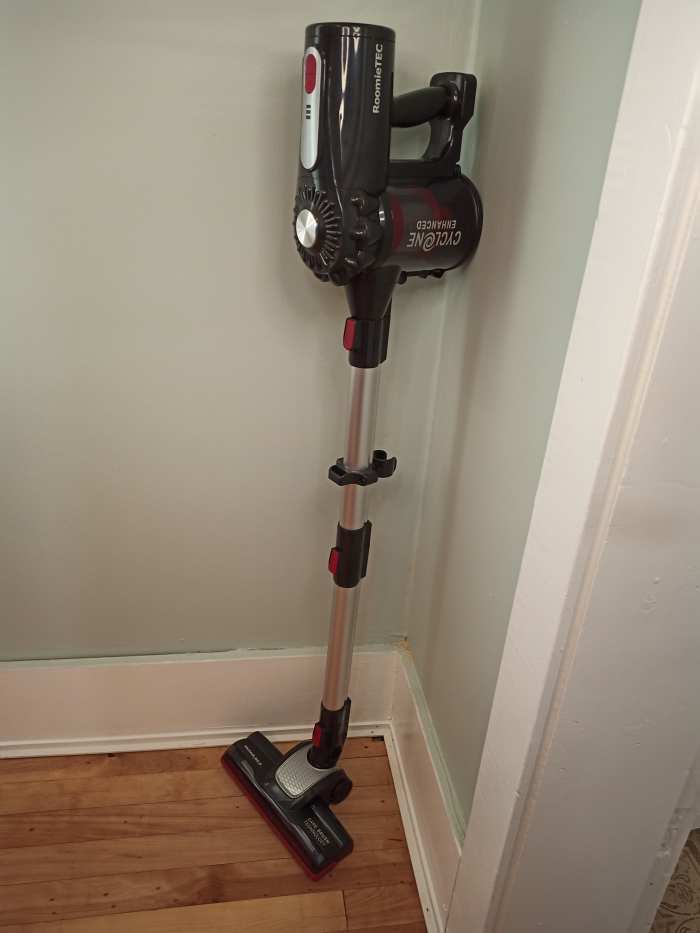 Review of the Roomie Tec Cordless Stick Vacuum Dengarden
