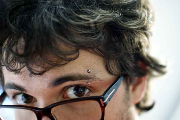 How Do You Tell If a Guy Likes You? 15 Top Signs