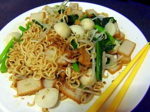 Mee goring using instant noodles