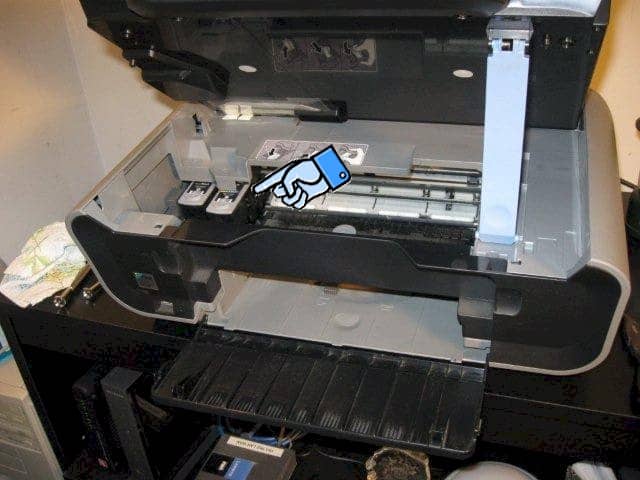 Make sure that the cartridge carriage has moved to the left, and then unplug the power to the printer.