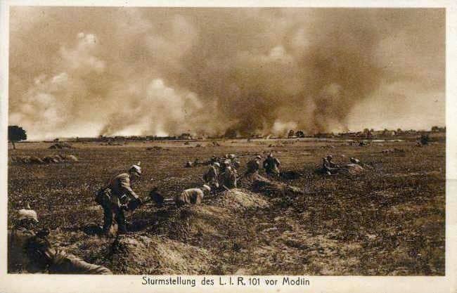 WW1: German infantry charging against the Russian Fortress of Novogeorgievk in August 1915.