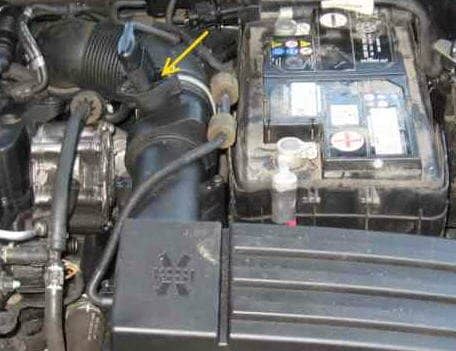 The arrow points to the top connector of the MAF, which is a section. The top connector can be disconnected with special tool