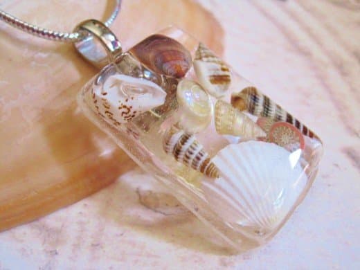 Make beautiful jewelry with resin seashells. This is a beautiful way to preserve vacation memories.