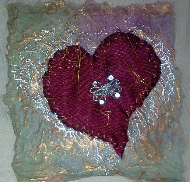 Put leftover fabric scraps to work in these easy projects. You can make interesting and functional craft pieces like this!