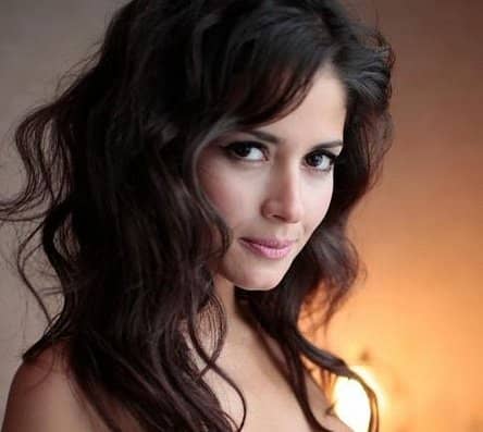 The Body Language of a Girl that Likes You. She looks deeply into your eyes.