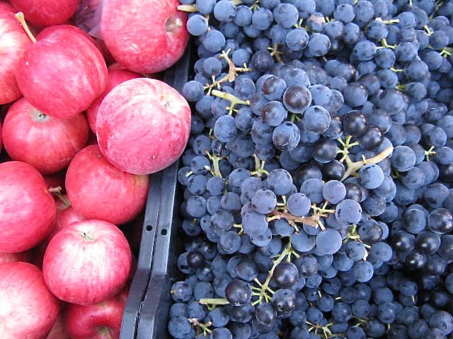 Fruits contain phytonutrients, or phytochemicals, which help to keep the heart healthy.