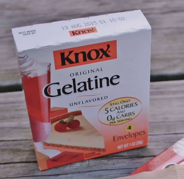 Pick unflavored gelatin. The ingredients, such as dyes and artificial sweeteners, found in flavored and/or diet products may inhibit plant growth.