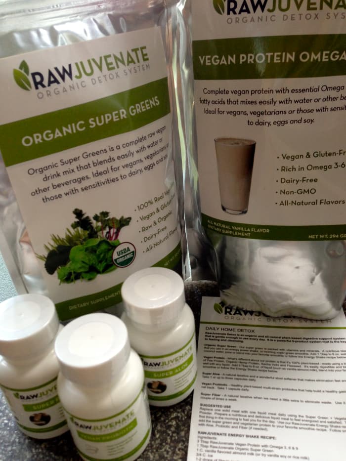 The 15-day Rawjuvenate Organic Detox cleanse I ordered came with: 1. Organic Super Green Powder, 2. Vegan Protein Powder, 3. Vegan Probiotics capsules, 4. Super Fiber capsules, and 5. Super Aloe capsules.