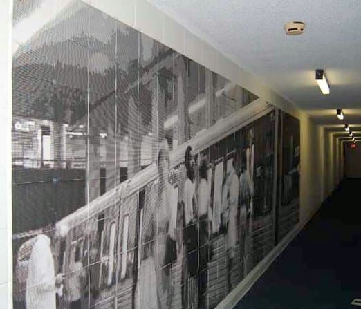 An impressive photo is hung in a subway, excellent example of effective and successful tiled printing