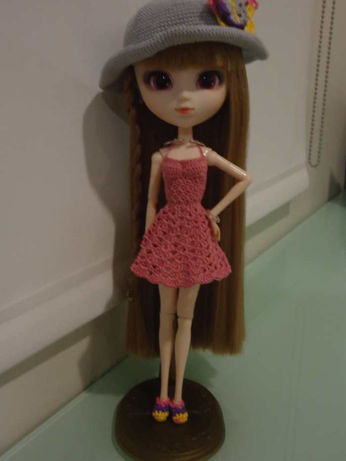 This photo displays a Pullip backless sundress. I included shoes from Barbie Ballet Flats and a hat from Pullip Goes to the Beach to complete the photo. The same-sized hook in the pattern was used to make the shoes.