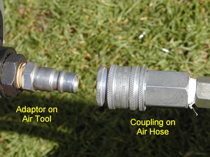 Snelkoppelingen met drukkoppeling op een luchtslang en luchtgereedschap. Het mannelijke deel wordt meestal een "bajonet" genoemd en het vrouwelijke deel een "koppeling". Luchtslangen kunnen ook permanent aan gereedschap worden bevestigd met behulp van schroefkoppelingen. 