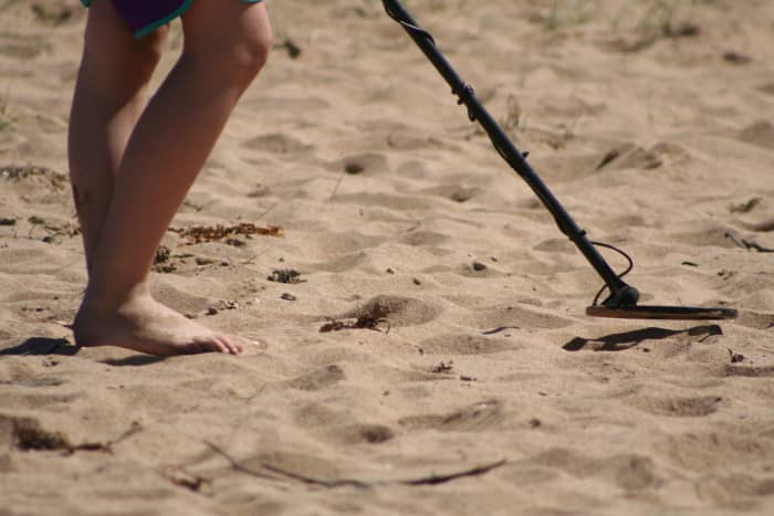 Metal detectors can be height adjusted. A walk on the beach with your children can easily become a treasure hunt!