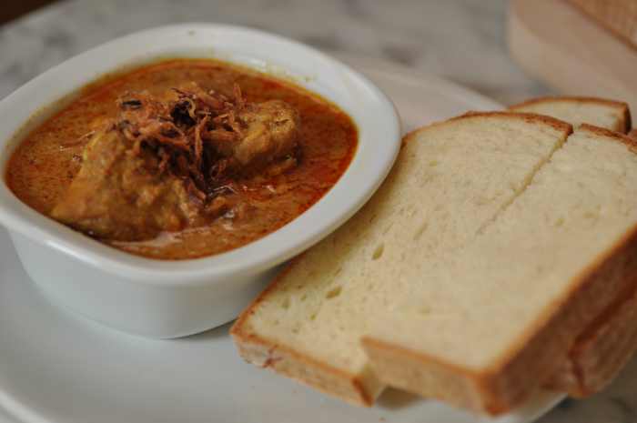Kari Kapitan served with white bread. Image: Â© Siu Ling Hui