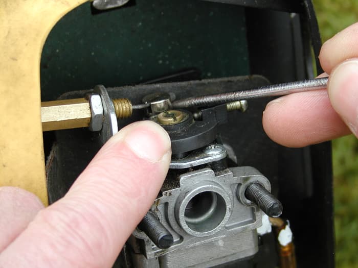 Remove the end of the throttle cable.