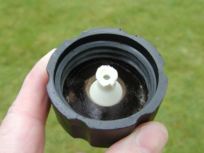 On my trimmer, the one-way valve is fitted in the gas tank cap.