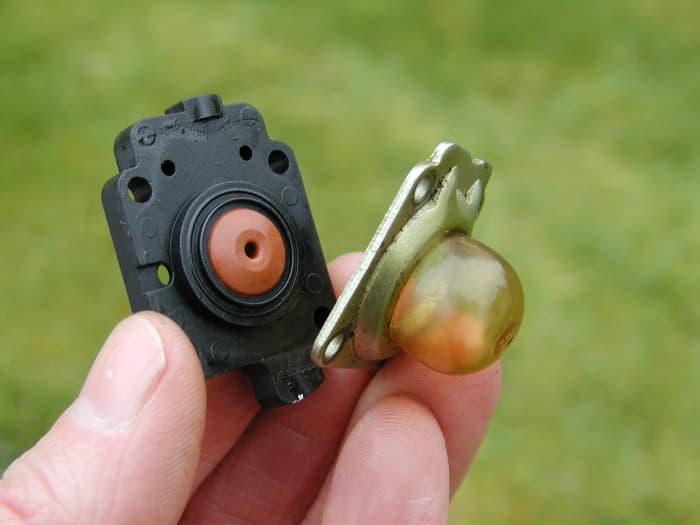 Primer bulb and one way "umbrella" check valve (red piece in center). Check the edges of the valve aren't stuck to the primer body.