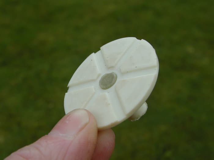 This valve holder has a filter at the back. It seemed to be difficult to prise out and may have been bonded to the holder, so I left it in place.