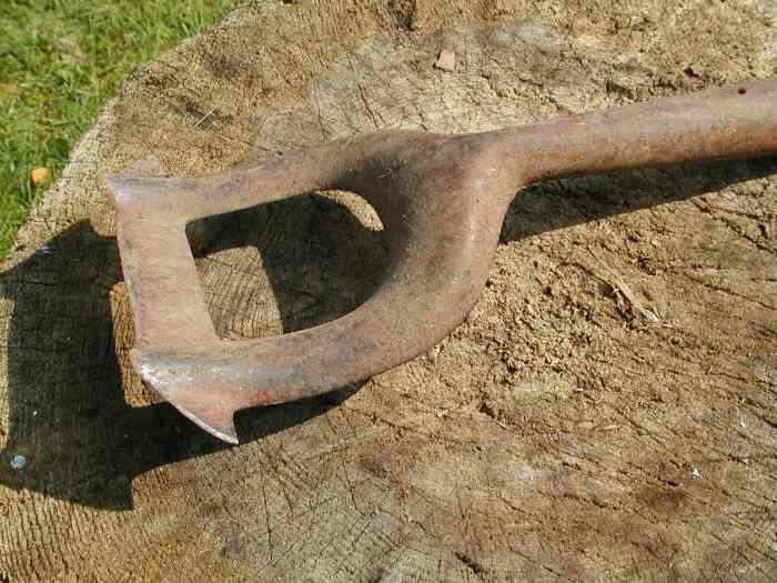 How to Sharpen a Spade, Hoe or Axe With an Angle Grinder Dengarden